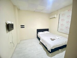 Economy Double Room | Desk, iron/ironing board, free WiFi