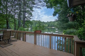Outdoor dining - Lakefront Retreat in Connestee Falls (Brevard)