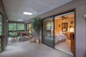 3 bedrooms, desk, iron/ironing board, WiFi - Lakefront Retreat in Connestee Falls (Brevard)