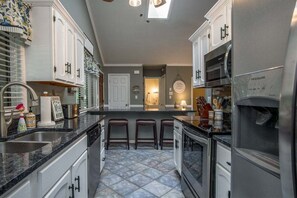 Fridge, microwave, oven, stovetop - Peace of Heaven in Connestee Falls (Brevard)