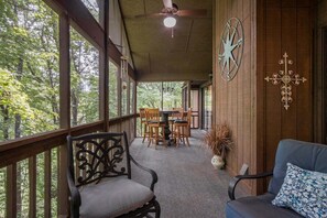 Outdoor dining - Peace of Heaven in Connestee Falls (Brevard)
