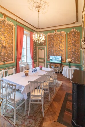 Dining room - Chateau du Hallay (Montaigu-Vendée)
