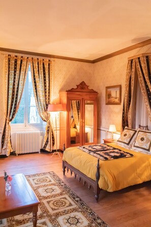 Presidential Double Room | Premium bedding, Select Comfort beds, individually decorated - Chateau du Hallay (Montaigu-Vendée)