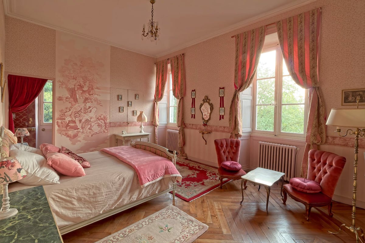 Chambre romantique double | Literie de qualité, lit avec matelas Select Comfort, décor unique