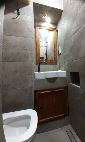 House | Bathroom | Shower, hair dryer, towels