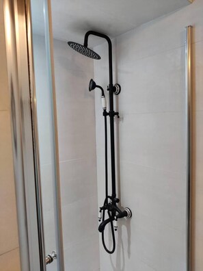 Bathroom - 2 Bed House Sleeps 3 - Wifi, Aircon, Balcony (Valletta)