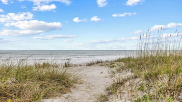 På stranden
