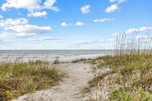 On the beach - Tropical condo w/ patio sitting (Cocoa Beach)