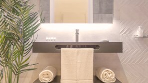 Suite Keluarga (Family) | Kamar mandi | Shower, pancuran hujan, pengering rambut, dan handuk