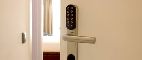 Una puerta moderna con cerradura electrónica y manija.
