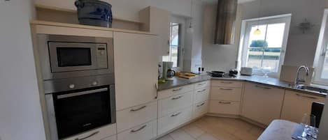 Geladeira, micro-ondas, fogão, cooktop