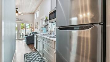 冷蔵庫、電子レンジ、オーブン、コンロ