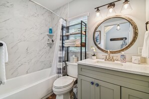 Badewanne, Haartrockner, Handtücher, Shampoo