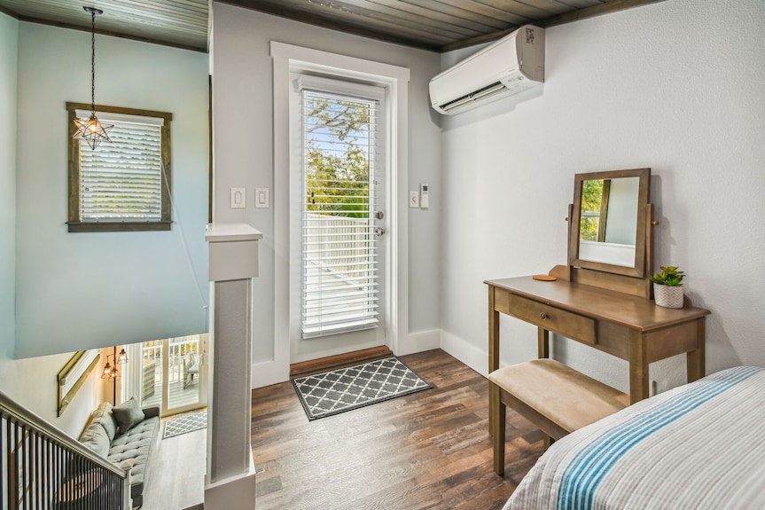Farm House Tiny Home On Pinellas Trail W/ Heated Pool! Walk Or Bike To Downtown Dunedin! - Dunedin, FL