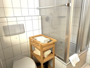Douche, séchoir à cheveux, serviettes fournies, savon