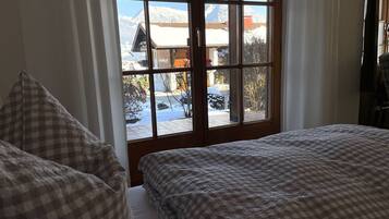 Iron/ironing board, travel crib, free WiFi, bed sheets