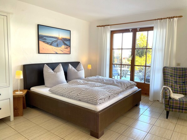 Bügeleisen/Bügelbrett, Reisekinderbett, kostenloses WLAN, Bettwäsche