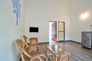 Premium Studio Suite | Living room