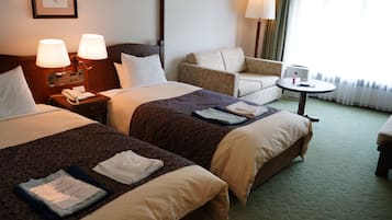 デラックス ツインルーム 禁煙 | 羽毛の掛け布団、デスク、WiFi (無料)、ベッドシーツ