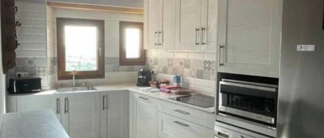 Een koelkast, een magnetron, een oven, een kookplaat