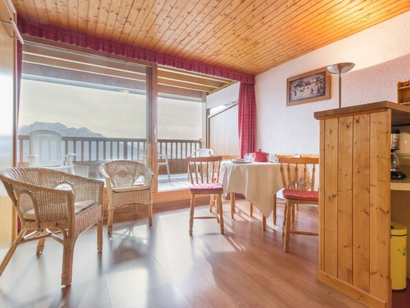 Outdoor dining - Bright studio in the station center with south-facing balcony (Montvalezan-La Rosière)