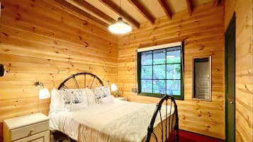 4 bedrooms, desk, iron/ironing board, free WiFi