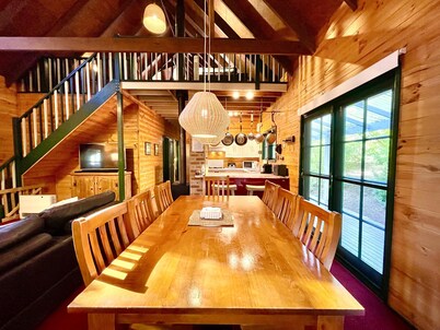 Holly Lodge - Two-Storey Cedar Chalet, 4 Bedroom, 2 Bathroom, Fireplaces, BBQ, Near Hydro Majestic