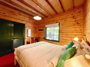 4 slaapkamers, een bureau, een strijkplank/strijkijzer, gratis wifi