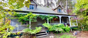 Holly Lodge | Two-Storey Cedar Chalet, 4 Bedroom, 2 Bathroom, Fireplaces, BBQ, Near Hydro Majestic