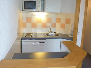 Réfrigérateur, four à micro-ondes, lave-vaisselle, cafetière-théière