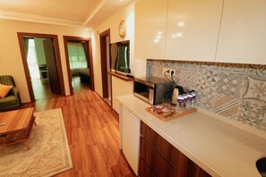 Super Family Suit, Multiple Beds, City View | Cozinha privada | Frigobar, micro-ondas, lava-louças