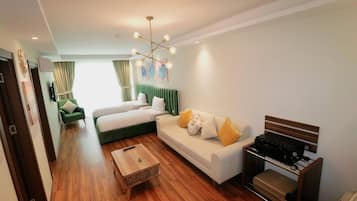 Family Suit, Multiple Beds, City View | มินิบาร์, โต๊ะทำงาน, พื้นที่ทำงานแบบใช้แล็ปท็อป, Wi-Fi ฟรี