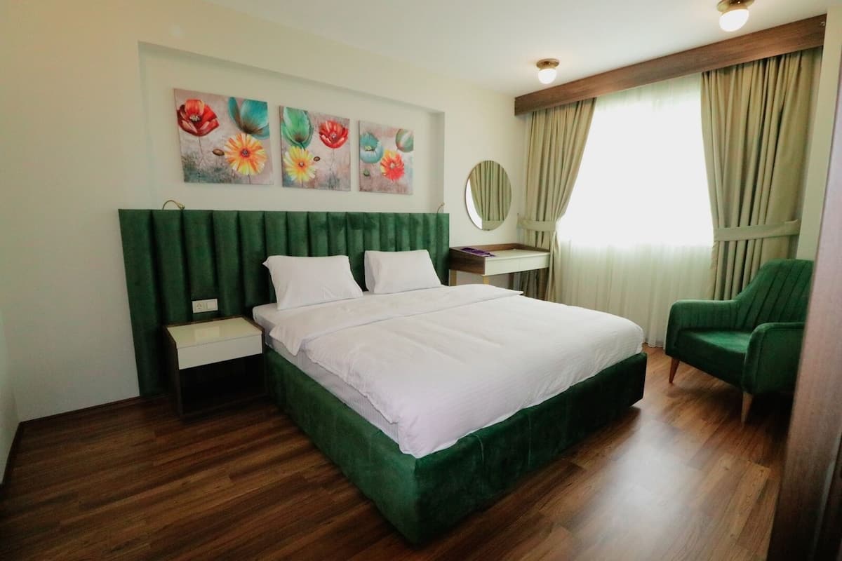 2 habitaciones, minibar, escritorio y espacio para trabajar con laptop