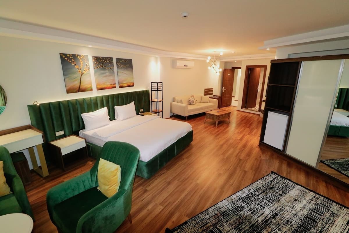 2 habitaciones, minibar, escritorio y espacio para trabajar con laptop