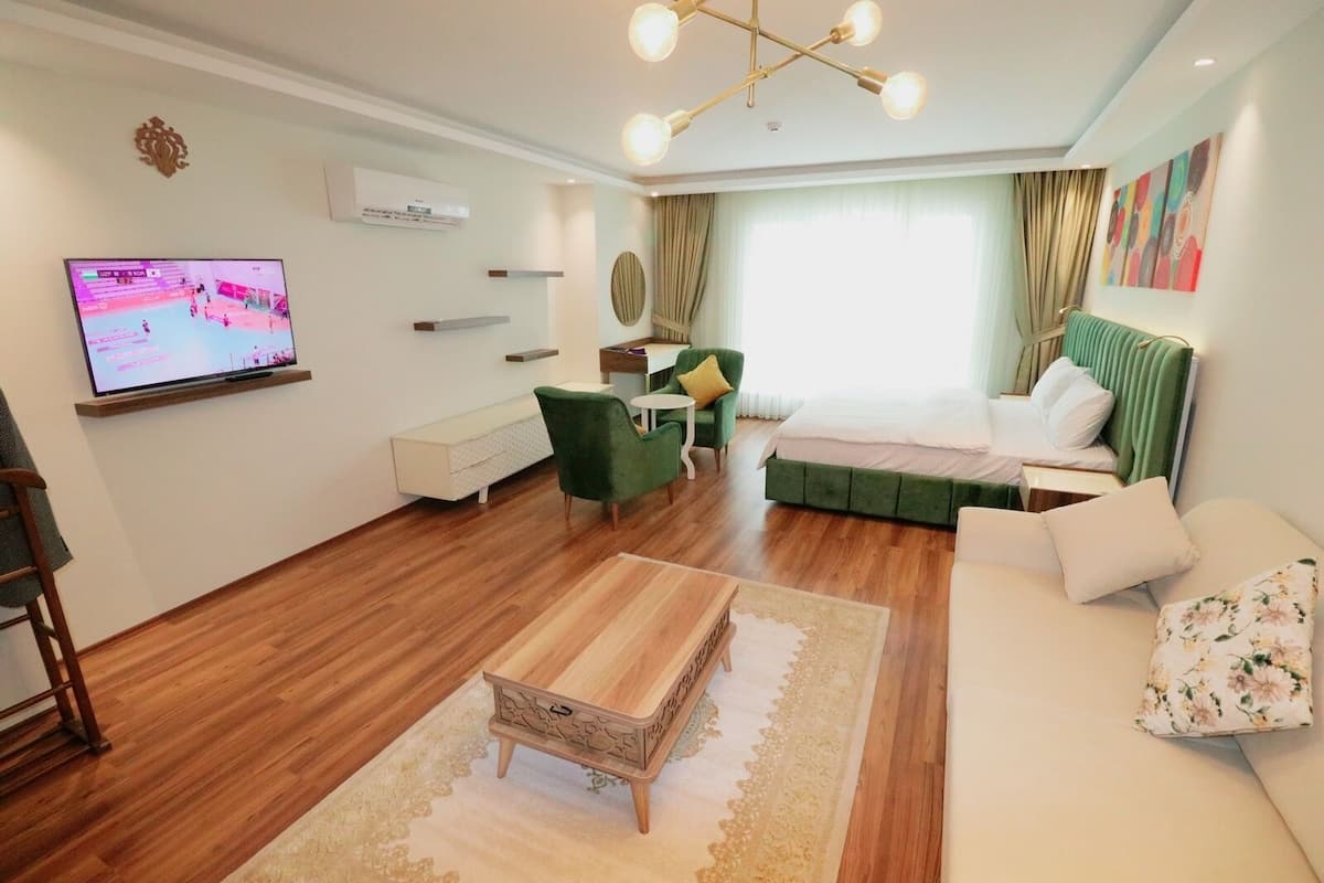 2 habitaciones, minibar, escritorio y espacio para trabajar con laptop