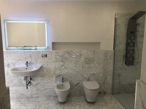 Shower, hair dryer, bidet, towels - The Apuan Holidays (Fivizzano)