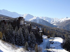 Ein modernes Gebäude vor dem Hintergrund einer Skipiste.