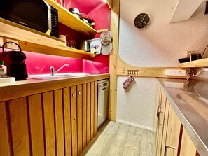 Fridge, stovetop, dishwasher, coffee/tea maker - Apartment near slopes with balcony and wifi (Les Arcs 1800)