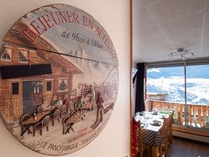 A dining area with a scenic mountain view, a wooden table, and chairs. - Val Thorens - Apartment for 6, 3 Gold Flakes, 2 baths, near ski lifts (Val Thorens)