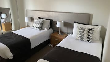 2Bed(QQ) 2 Bath 2 Balconies Ocean & Harbour Views No 9 | 1 bedroom, Egyptian cotton sheets, premium bedding, in-room safe