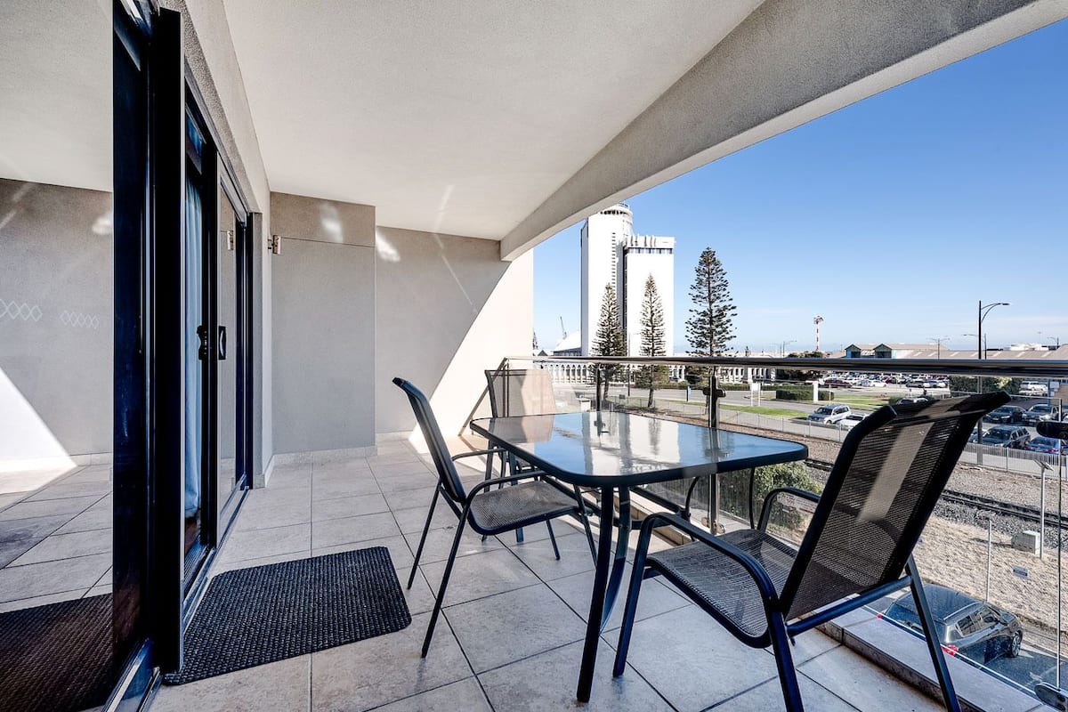 Apartamento Grand, 2 habitaciones, balcón, vistas al puerto | Terraza o patio