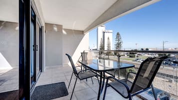 Appartement Majestueux, 2 chambres, balcon, vue partielle sur l'océan | Terrasse/Patio