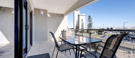 Grand-Apartment, 2 Schlafzimmer, Balkon, Hafenblick | Terrasse/Patio
