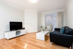 Apartemen Premium, 2 kamar tidur, kamar mandi pribadi, area halaman | Area keluarga | Televisi layar datar 55-inci dengan saluran TV kabel dan TV