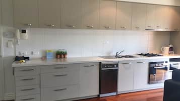 1Bed(Q) 1 Bath Balcony View Apart No 3 | Private kitchen | Fridge, microwave, oven, stovetop