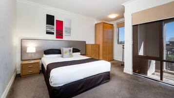 LyxlÀgenhet - 1 queensize-sÀng - balkong - utsikt mot hamnen | Egyptiska bomullslakan och sÀngtillbehör av högsta kvalitet