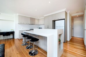 Fridge, microwave, oven, stovetop - Fremantle Harbourside Apartments (Fremantle)