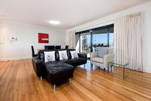 Egyptian cotton sheets, premium bedding, in-room safe - Fremantle Harbourside Apartments (Fremantle)