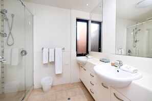Grand-lejlighed - 2 soveværelser - balkon - udsigt til havn | Badeværelse | Gratis toiletartikler, hårtørrer, håndklæder, Sæbe