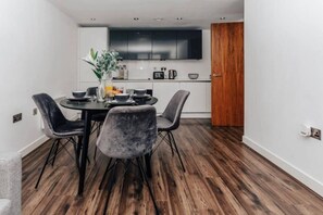 Departamento, 2 camas Queen size | Cocina privada | Refrigerador, microondas, horno y parrilla de estufa 